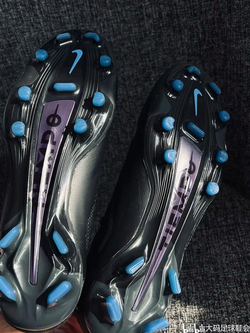 国际足联规则允许参赛球队队员穿黑色足球袜吗（足球队员穿袜子）