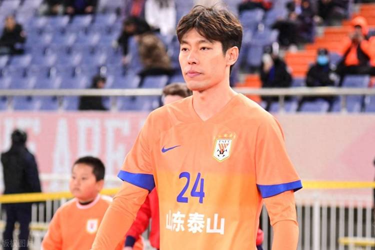 意外！球迷原以为毕津浩来英博就是枯坐板凳，如今他却逆袭成主力