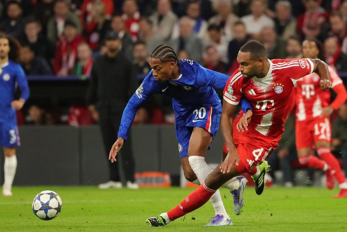 拜仁错失必进球！于帕梅卡诺禁区内没能踢正，卡雷拉斯门线解围